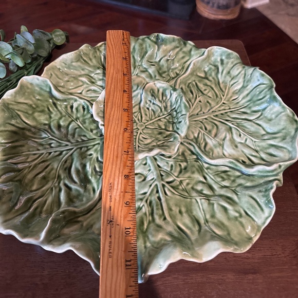 14” x 12” Vintage Majolica Cabbage Leaf Serving Plate With Attached Bowl - Picture 3 of 4